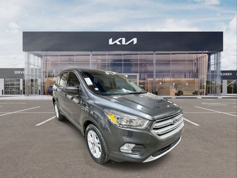 Used 2019 Ford Escape SE image 2