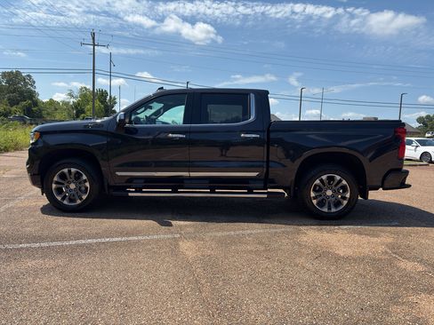 Used 2023 Chevrolet Silverado 1500 High Country w/ Technology Package AWD/4WD image 9