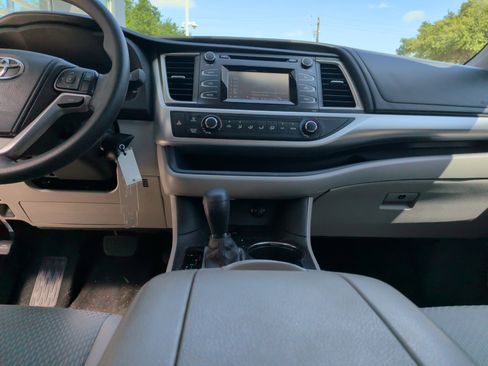 Used 2015 Toyota Highlander LE FWD image 27