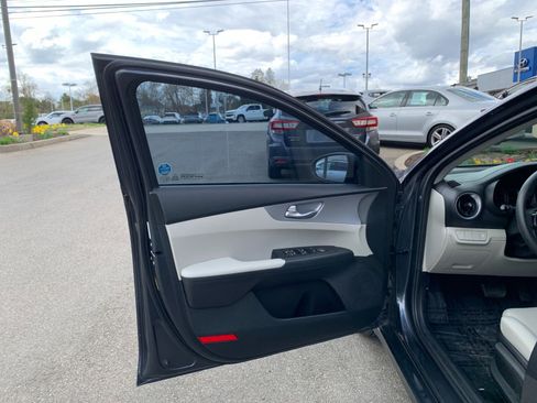 Used 2022 Kia Forte LXS image 9