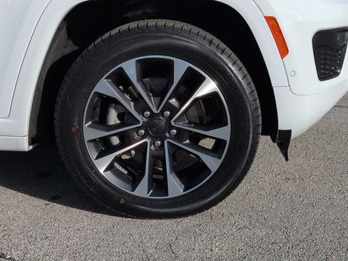 Certified 2022 Jeep Grand Cherokee Overland AWD/4WD image 10