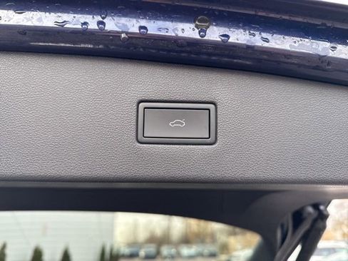 Used 2023 Volkswagen Tiguan SE w/ Panoramic Sunroof Package image 31