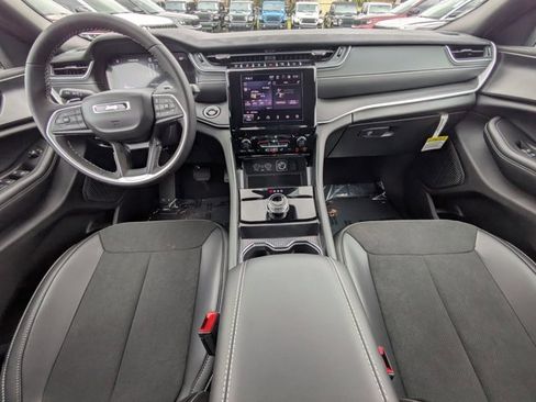 New 2025 Jeep Grand Cherokee Altitude image 13