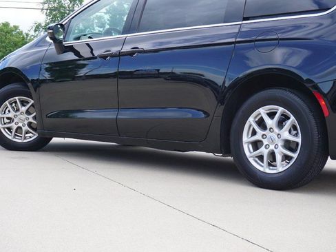 Used 2024 Chrysler Pacifica Touring-L FWD image 13