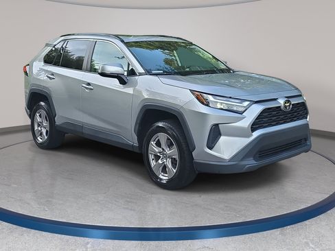 Used 2022 Toyota RAV4 XLE w/ Convenience Package FWD image 3