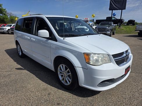 Used 2014 Dodge Grand Caravan SXT FWD image 2