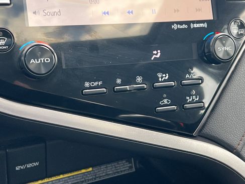 Used 2020 Toyota Camry XLE w/ Sunroof Package image 17