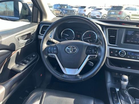 Used 2017 Toyota Highlander Limited image 18