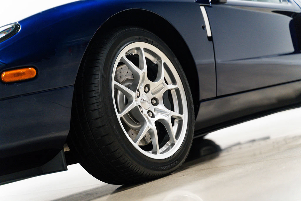 Used 2005 Ford GT RWD image 4