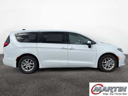 Used 2023 Chrysler Pacifica Touring-L FWD image 4