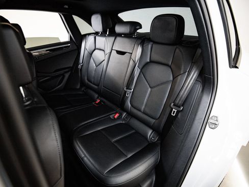 Certified 2023 Porsche Macan AWD/4WD image 24