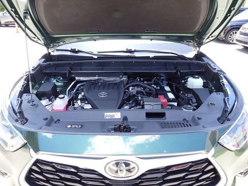 Used 2023 Toyota Highlander XLE AWD/4WD image 13