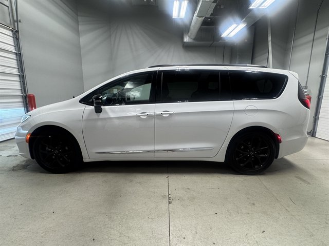 Used 2025 Chrysler Pacifica Limited FWD image 3