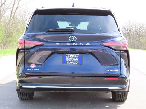 Used 2025 Toyota Sienna Platinum AWD/4WD image 19