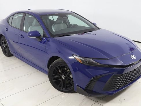 Used 2025 Toyota Camry SE image 17