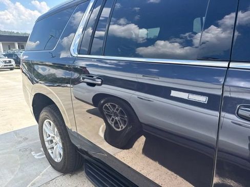 Used 2023 Chevrolet Suburban LT RWD image 13