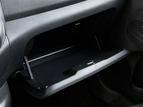 Used 2013 Nissan Versa SV FWD image 10