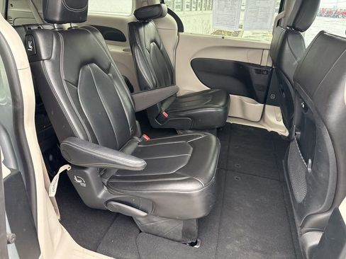 Used 2023 Chrysler Pacifica Touring-L image 21