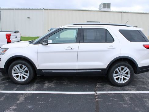 Used 2018 Ford Explorer XLT w/ Equipment Group 202A AWD/4WD image 10