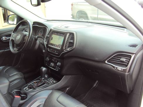 Used 2019 Jeep Cherokee Trailhawk AWD/4WD image 12