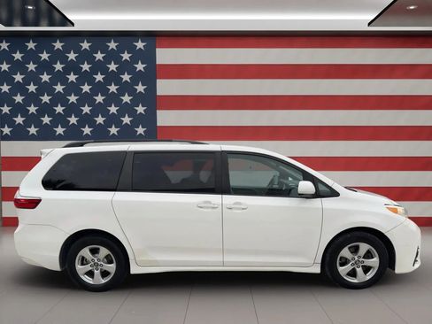Used 2018 Toyota Sienna LE image 4