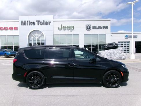 Used 2025 Chrysler Pacifica Limited image 5