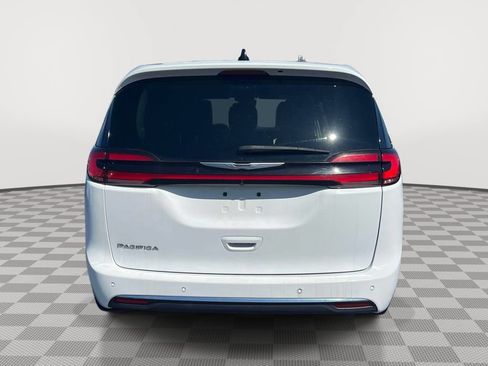 Used 2023 Chrysler Pacifica Touring-L FWD image 6