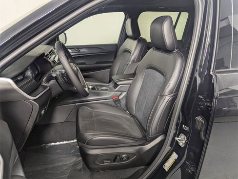 New 2025 Jeep Grand Cherokee Altitude image 11