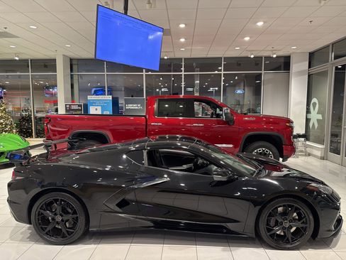 Used 2022 Chevrolet Corvette Stingray Coupe w/ Z51 Performance Package image 4