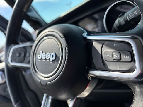 Used 2018 Jeep Wrangler Unlimited Sahara image 11