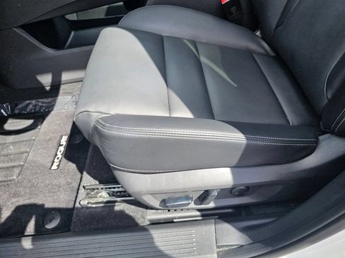 Used 2025 Nissan Rogue SL w/ Tech Package FWD image 17