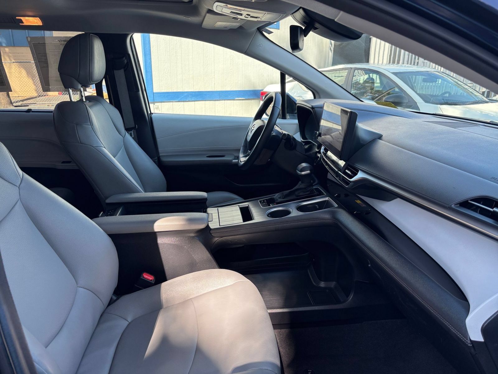 Used 2025 Toyota Sienna XLE FWD image 38