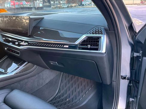 Used 2025 BMW X7 M60i image 18