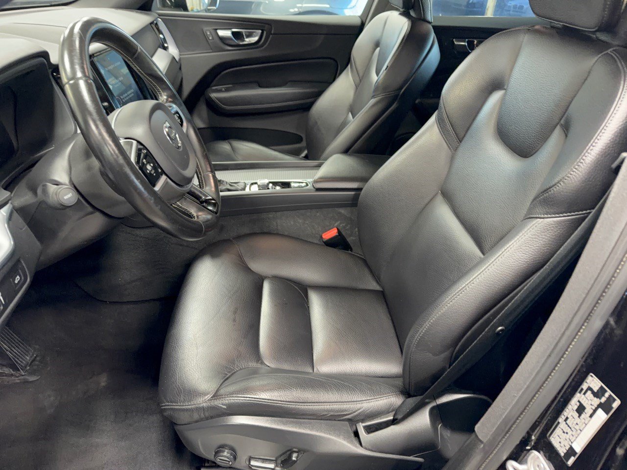 Used 2020 Volvo XC60 T6 Momentum w/ Protection Package AWD/4WD image 5