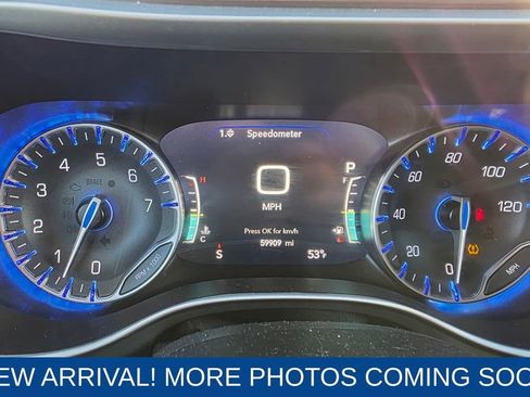 Used 2023 Chrysler Pacifica Touring-L image 17