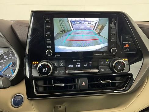 Used 2020 Toyota Highlander XLE image 17