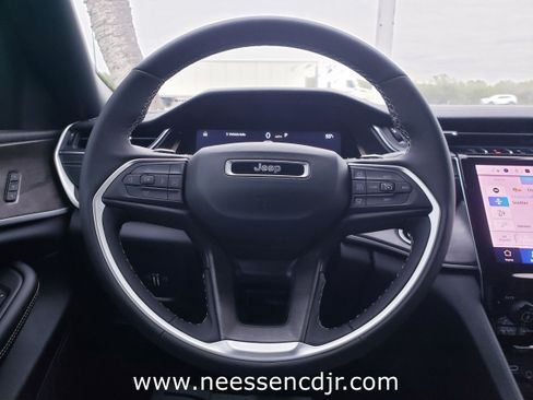 New 2025 Jeep Grand Cherokee Limited image 39