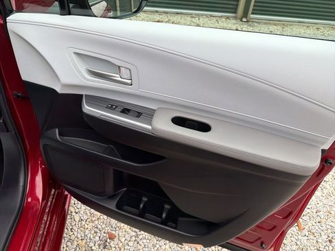 Used 2025 Toyota Sienna XLE image 16