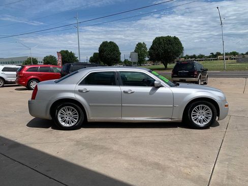 Used 2005 Chrysler 300 Touring RWD image 8