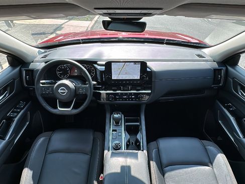 Certified 2025 Nissan Pathfinder SL image 26