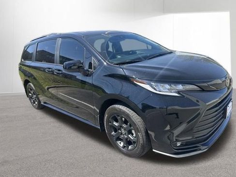Certified 2026 Toyota Sienna XLE Woodland Edition AWD/4WD image 13