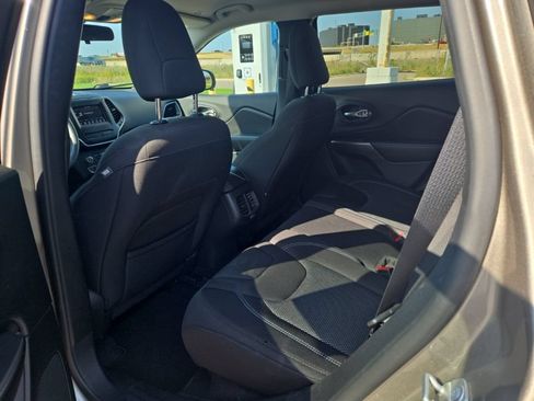 Used 2019 Jeep Cherokee Latitude w/ Popular Appearance Group AWD/4WD image 12