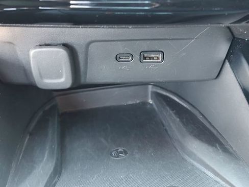 Used 2025 Chevrolet Trax RS w/ Sunroof Package FWD image 17