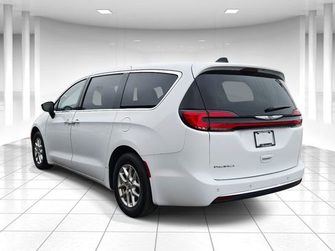 Used 2024 Chrysler Pacifica Touring-L image 5