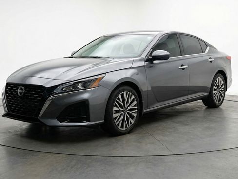 Used 2025 Nissan Altima 2.5 SV FWD image 3