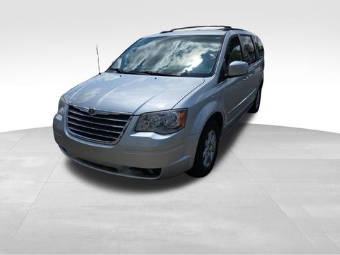 Used 2010 Chrysler Town & Country Touring w/ Entertainment Group #2 FWD image 5