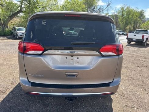 Used 2018 Chrysler Pacifica Touring-L Plus w/ Advanced Safetytec Group FWD image 5