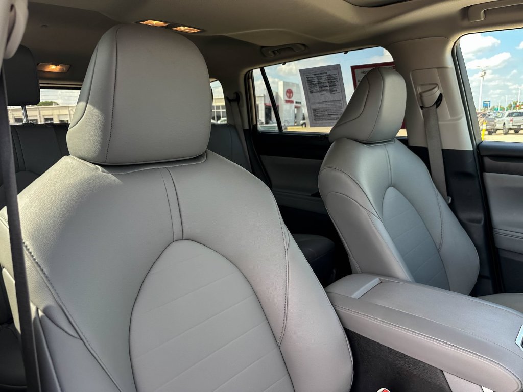 Certified 2025 Toyota Highlander XLE FWD image 27