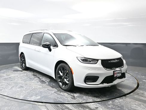 New 2026 Chrysler Pacifica Limited image 1