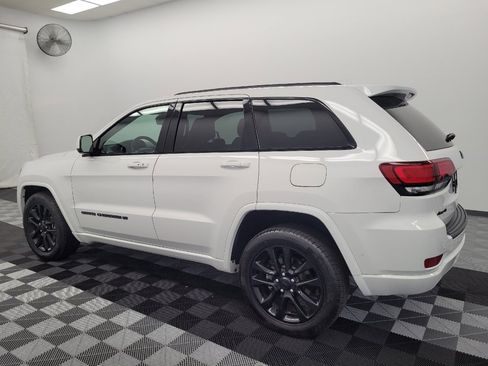 Used 2022 Jeep Grand Cherokee Laredo X AWD/4WD image 3